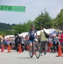 　日本のロードチャンピオンを決める第12回全日本自転車競技選手権ロードレースが6月28日に広島県立中央森林公園サイクリングロードで開催され、女子ロードでは西加南子（38＝フォーカス・アウトドアプロダクツ）が初優勝した。2位は森本朱美、3位は片山梨絵。全日本選