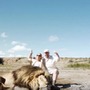 射殺したライオンと記念撮影…背後には仲間のライオンが！