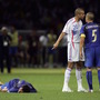 ドイツワールドカップ決勝戦、ジネディーヌ・ジダンに頭突きを受けて倒れたマルコ・マテラッツィ（左/2006年7月9日）