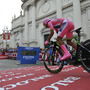 2014ジロ・デ・イタリア第19ステージをタイムトライアルバイクでスタートするナイロ・キンタナ