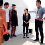 お台場の砂浜でビーチバレー選手たちと再開する朝日健太郎氏。フィギュアスケートの村主章枝氏も同席した