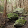 竪破山の登山道。ところどころに奇石がある。