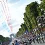 シャンゼリゼ1周目、選手らがコンコルド広場から凱旋門に向かう瞬間に視線の先からフランス空軍が飛んできた。秒単位で計算し尽くされた演出だ。2016ツール・ド・フランスより