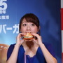 日本マクドナルド45周年記念復活商品第3弾発表会に登壇した高橋みなみ（2016年10月26日）
