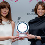 米倉涼子（右）が『HOUBLOT LOVES WOMEN AWARD』を受賞（2016年10月27日）