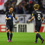 サッカー日本代表の長友佑都（左）と原口元気（2016年11月15日）