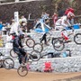 　埼玉県秩父市大滝に完成した｢秩父滝沢サイクルパークBMXコース｣のこけら落としとなる秩父市長杯が11月22日に同地で開催された。日本トップレベルのライダーによるJBMXFスーパーシリーズ最終戦や、秩父市民を対象にしたBMX体験教室も同時開催され、新設トラックのデ