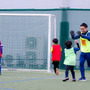 ABC-MARTアンバサダーの長友佑都、サッカークリニックで小学生とミニゲーム（2016年12月26日）