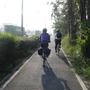 地元のサイクリストも、日本の歩道に相当する部分を走行