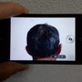 後ろ姿の自分撮りも簡単。スマートフォンの画面にはズームボタンが見える。こちらも同様にニコンで撮影