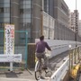 「自転車は降りて」との看板が立っている千住新橋（国道4号）の歩道を自転車が素通り