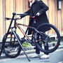 スポーツ自転車が駐輪できる折りたたみ式「サドル掛けスタンド」発売