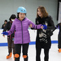 元アイスダンス日本代表のキャシー・リード、小学生とスケート体験
