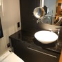各部屋ごとにトイレ・洗面台・シャワーが設けられている。写真は「ロイヤルツイン」の洗面台・シャワー。