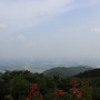 山頂からはパノラマ風景が楽しめる。筑波山と反対方向には、霞ヶ浦が……霞んでしまっていて見えない。