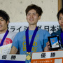 スポーツクライミング日本選手権リード競技大会2017、男子優勝の中野稔（中央）、2位の楢崎智亜（左）、3位の波田悠貴（2017年3月5日）