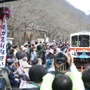大勢の沿線住民が見守るなか「おくひだ1号」が奥飛騨温泉口駅に到着。
