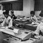 1964年 銀行で働く女性たち（1964年1月13日）