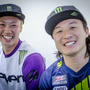 FMXライダーの渡辺元樹選手（左）と東野貴行選手（2017年2月20日）