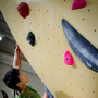 二子玉川のクライミングジム『フィッシュアンドバード』の壁を登るボルダリング日本代表の杉本怜（2017年4月26日）