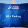 パイロット専用の駐車スペースがある。