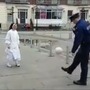 【動画】修道女と警察官がリフティングを披露し合う姿が微笑ましい