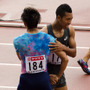 第101回日本陸上競技選手権大会、男子200m決勝を終えて握手するサニブラウン・ハキーム（右）と藤光謙司（2017年6月25日）