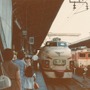 上野駅で発車を待つ特急『ひたち』（左、1982年頃）。