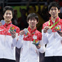 男子卓球代表が銀メダルを獲得。左から水谷隼、丹羽孝希、吉村真晴（2016年8月17日）