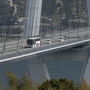 瀬戸内海にかかる大きな橋を渡って四国を目指すしまなみ海道
