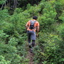 林道から登山道へ。かなりわかりにくい。ちょっと急な斜面。登り慣れている山本さんはすいすいと進んでいく。