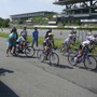 　未就学児童から中学生までの自転車選手が参加するCSCクリテリウム大会第4戦が8月21日に静岡県伊豆市の日本サイクルスポーツセンターで開催された。レースはアスファルトの照り返しが強烈な5kmサーキット内に特設された1周500mのコースで行われた。中学生の部では、前