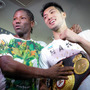 WBA世界ミドル級王者を獲得した村田諒太（右）をたたえる元王者のアッサン・エンダム（2017年10月23日）