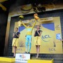 ツール・ド・フランス第5ステージ終了後の表彰式でマイヨジョーヌを着用するビンチェンツォ・ニーバリ