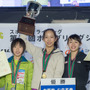 第13回ボルダリングジャパンカップ女子表彰台。優勝の野口啓代（中央）、2位森秋彩（左）、3位伊藤ふたば（2018年2月4日）