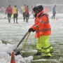 J2新潟、すげぇ！スタジアムの除雪作業に600人が集結、芝生も見えてきた