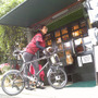 　関東エリアのキオスクやコンビニなどで買える東京中日スポーツ（中日新聞東京本社）が毎週水曜日に掲載する「自転車で行こう！」。毎週テーマを変えて、さまざまな自転車情報を紹介していくカラー面で、11月17日発売の紙面では、下町のネコを訪ねるサイクリングを紹介