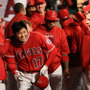 衝撃の本拠地デビューを飾った大谷翔平をチームメイトも祝福（右はトラウト）【写真：Getty Images】