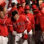 メジャー1号となる本塁打を放ち、ベンチで祝福を受けたエンゼルス・大谷翔平【写真：Getty Images】