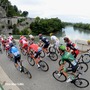 ツール・ド・フランス第15ステージ、システロンを流れるデュランス川を渡りRochee de la Baume(ロッシュ・ドラボーム)を通過する選手たち