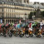 ツール・ド・フランス第21ステージ、シャンゼリゼの周回コース。ゴールに向けてチームメートが集まっている