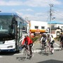 国際興業が運行する「サイクリングバスツアー」は景色のよい場所だけサイクリングを楽しむことで人気