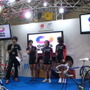 　日本最大級の自転車見本市「サイクルモードインターナショナル2011」が11月12日に大阪会場での初日を迎え、JKAブースでは2012年7月に女子競輪選手としてデビューするガールズケイリン3選手が集まり、トークイベントが行なわれた。（岡田由佳子）