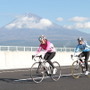 「ふじのくにサイクルフェス2011 in 新東名」が11月26日に静岡県の新東名高速道路本線上で開催され、およそ1,800人のサイクリストが開通前の高速道路を疾駆した。