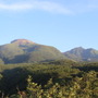 向かって左が茶臼岳（1,915ｍ）、右が朝日岳（1,896ｍ）。こうして見ると、朝日岳が険しい岩山であることがわかる。三本槍岳の姿は見えず。