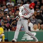 【MLB】大谷翔平、内角攻めを攻略する左前安打　スライディング後に相手二塁手の土を振り払う“紳士”対応