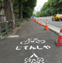 　疋田智の連載コラム「自転車ツーキニストでいこう」の第44回が公開された。今回のテーマは「都道３１９号線にここまでコケにされて警察は平気なのか」と題して、現在工事中の「歩道の中に自転車道をつくる」という問題点を指摘している。