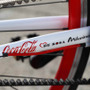 　イタリアのハイエンドバイクメーカー、デローザと飲料メーカー、コカ・コーラがコラボした「ダブルブランド」自転車が登場。日直商会とThe Coca-Cola Companyとのライセンス契約をもとに実現した。デローザが2012年に発売した「ミラニーノ」をベースに、コカ・コーラ
