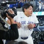 【MLB】マルチ安打の岡本和真、ゲレーロJr.から「水ザバー!」でメジャーの洗礼 “サヨナラ機演出”で開幕戦勝利に貢献