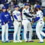 【MLB】山本由伸に気付かれないように……フードにガムの包みを投入するスミスの「チキンレース」　隣の大谷翔平はニヤニヤ、米放送局も爆笑